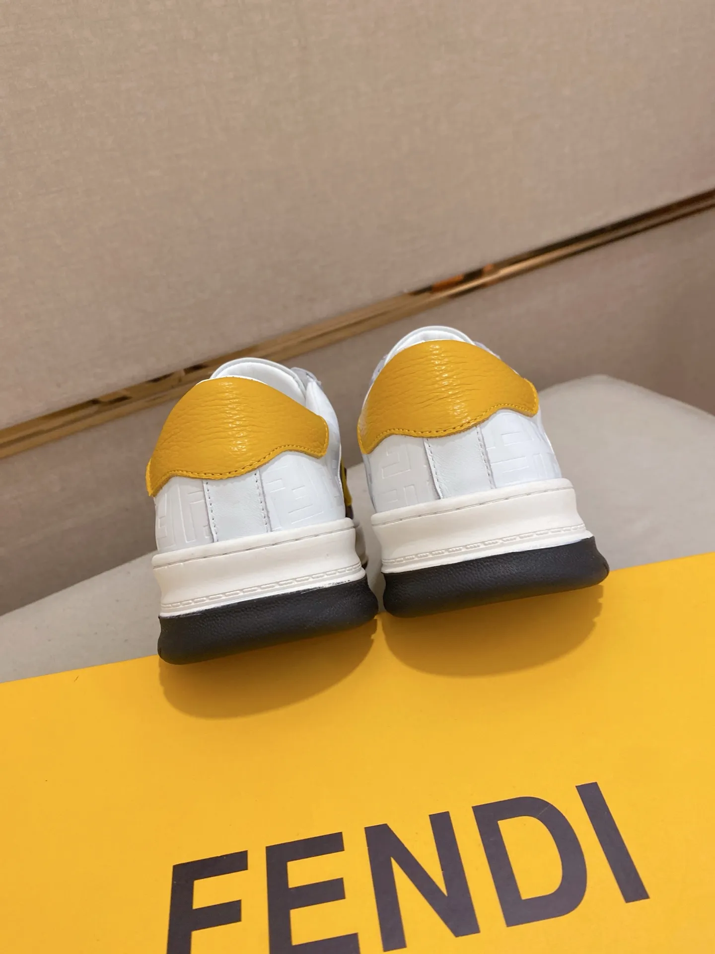 Men's shoes💰: 400💰[Fendi] Fendi's latest casual shoes for men! Available at counters simultaneously! A one-to-one replica of the original. All imported official website one-to-one cowhide fabric. The interior is made of top-grade sheepskin, and the original factory-supplied rubber outsole is used. Leading new fashion concepts. Matching code: 38-44. (can be customized for 45 non-refundable)